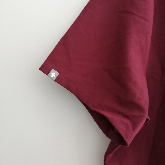 NWT Figs Casma 3 Pocket Short Sleeve Scrub Top Burgundy XL - Picture 4 of 16